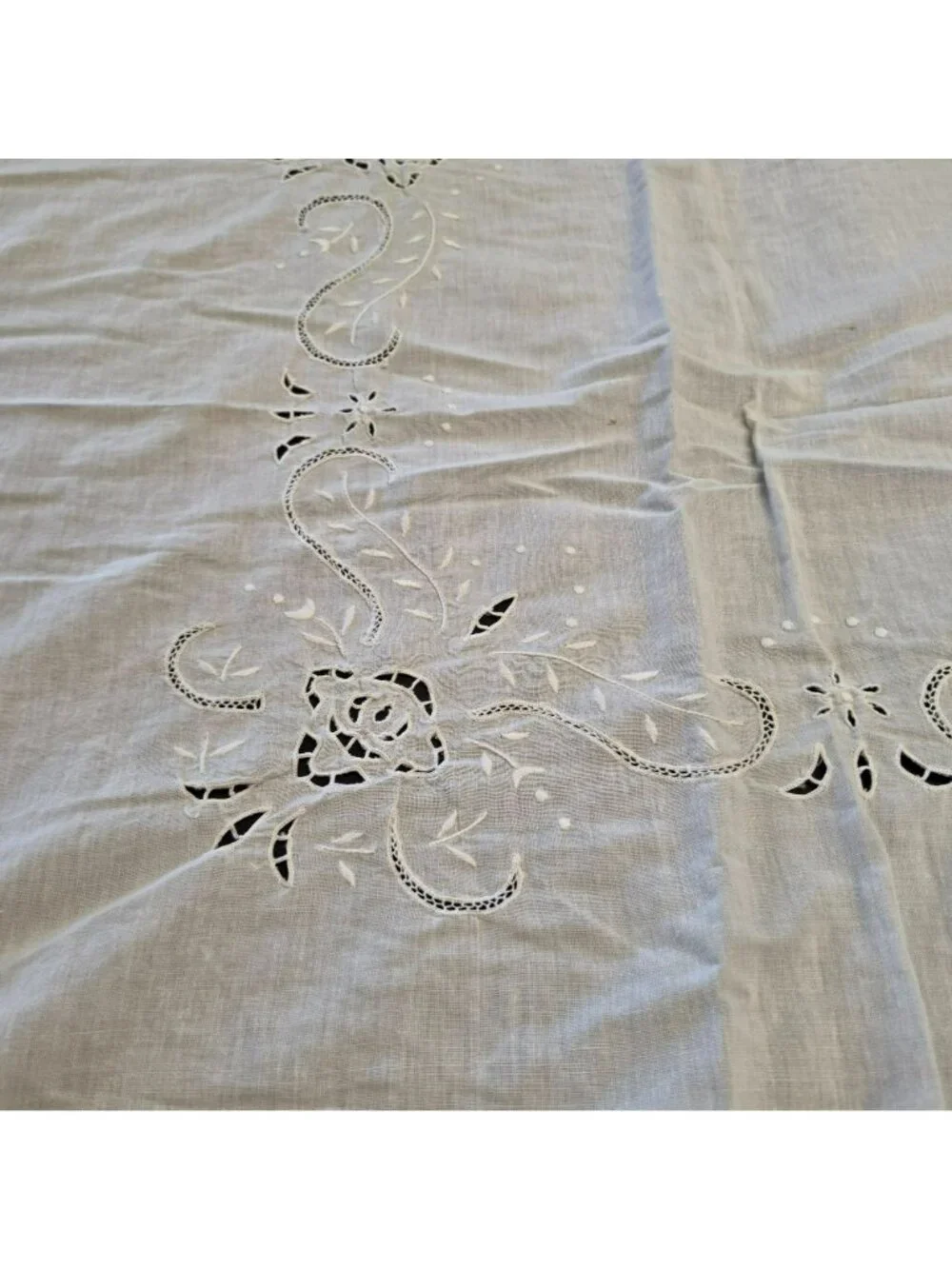 VTG White Linen Tablecloth Embroidered Floral Cutwork Crocheted Lace Trim 96x64